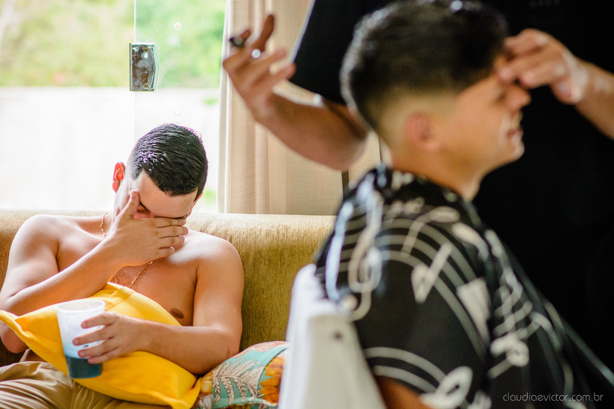 Lindo casamento ao ar livre e no fim de tarde no por do sol no cerimonial praia da baleia serra feito por fotógrafos casamento vila velha fotógrafo de casamento vitória espirito santo es com noivo noiva buquê e vestido de noiva pista de dança