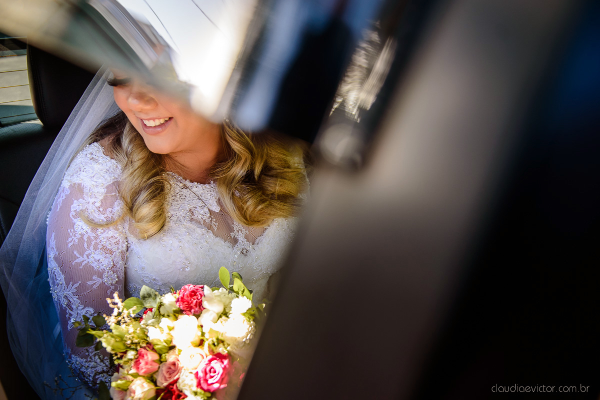 Lindo casamento ao ar livre e no fim de tarde no por do sol no cerimonial praia da baleia serra feito por fotógrafos casamento vila velha fotógrafo de casamento vitória espirito santo es com noivo noiva buquê e vestido de noiva pista de dança