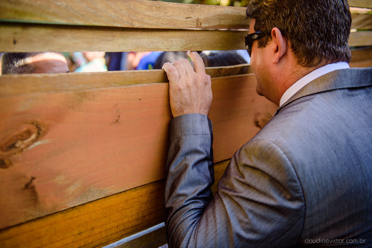 Lindo casamento ao ar livre e no fim de tarde no por do sol no cerimonial praia da baleia serra feito por fotógrafos casamento vila velha fotógrafo de casamento vitória espirito santo es com noivo noiva buquê e vestido de noiva pista de dança
