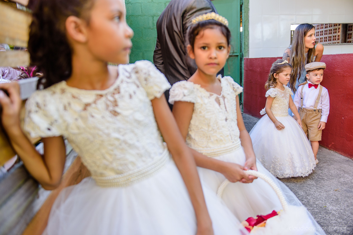 Lindo casamento ao ar livre e no fim de tarde no por do sol no cerimonial praia da baleia serra feito por fotógrafos casamento vila velha fotógrafo de casamento vitória espirito santo es com noivo noiva buquê e vestido de noiva pista de dança