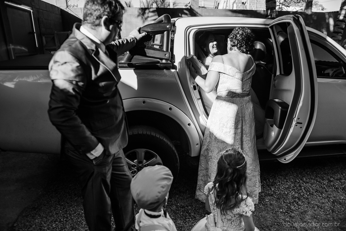 Lindo casamento ao ar livre e no fim de tarde no por do sol no cerimonial praia da baleia serra feito por fotógrafos casamento vila velha fotógrafo de casamento vitória espirito santo es com noivo noiva buquê e vestido de noiva pista de dança