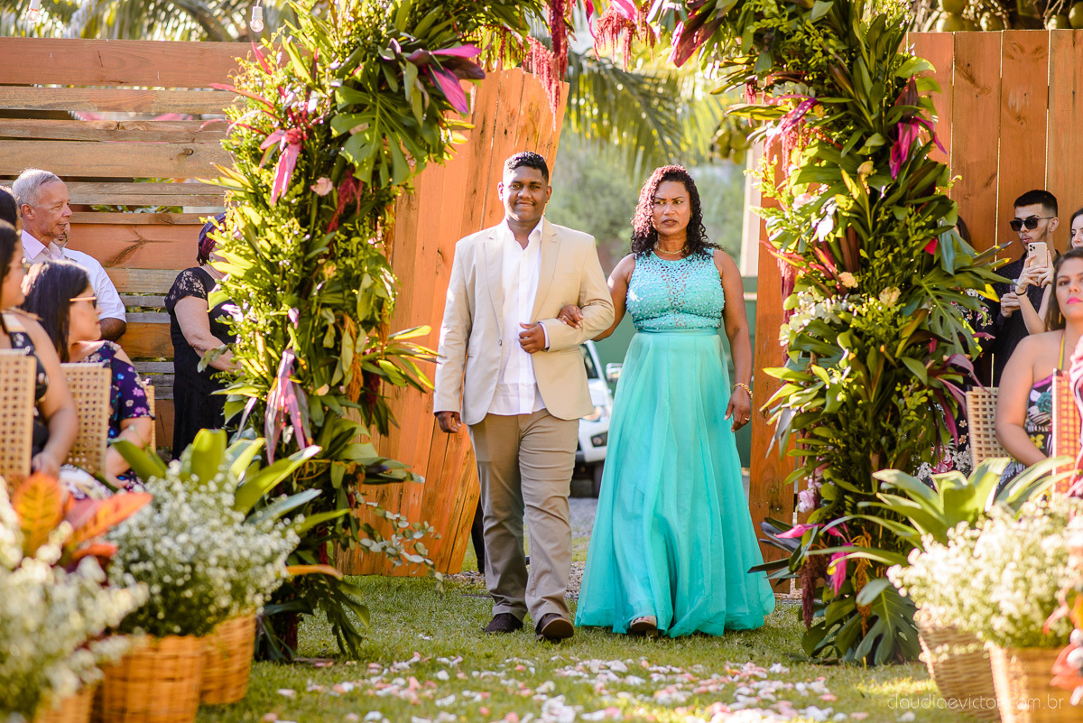 Lindo casamento ao ar livre e no fim de tarde no por do sol no cerimonial praia da baleia serra feito por fotógrafos casamento vila velha fotógrafo de casamento vitória espirito santo es com noivo noiva buquê e vestido de noiva pista de dança