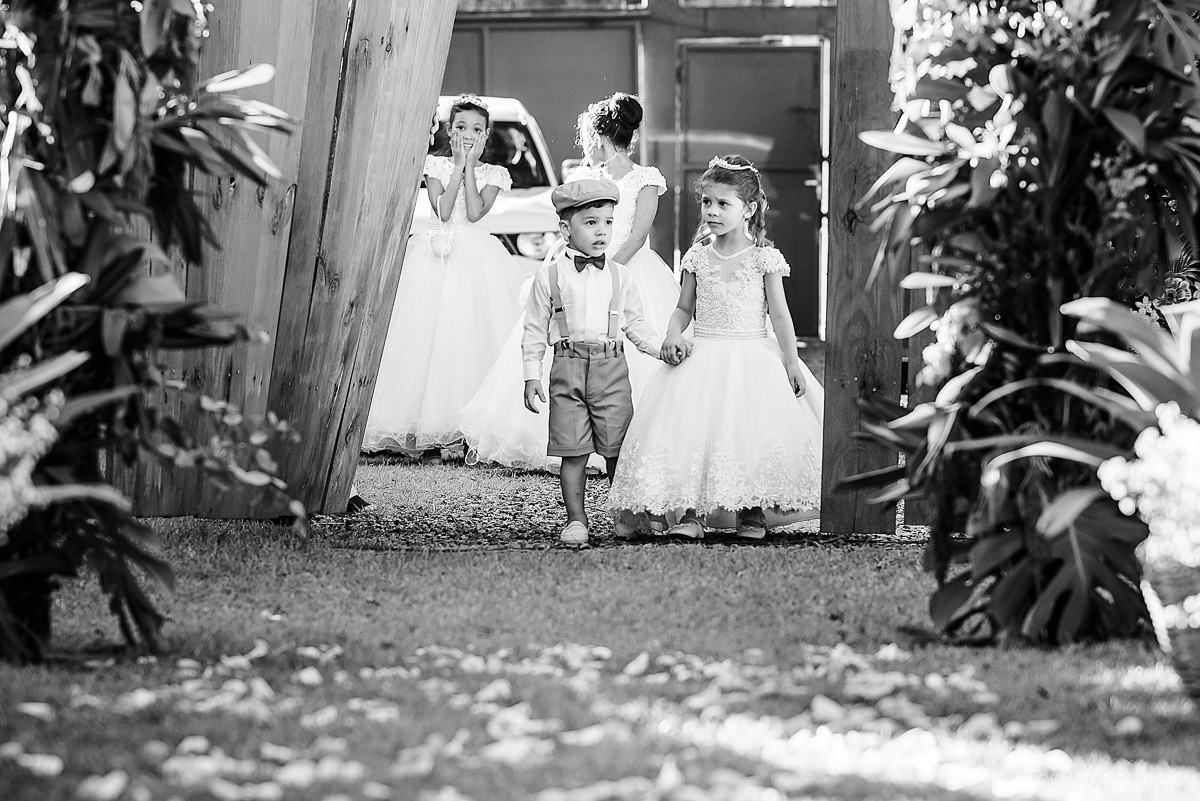 Lindo casamento ao ar livre e no fim de tarde no por do sol no cerimonial praia da baleia serra feito por fotógrafos casamento vila velha fotógrafo de casamento vitória espirito santo es com noivo noiva buquê e vestido de noiva pista de dança