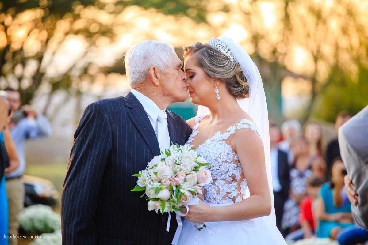 Lindo casamento ao ar livre realizado em um sítio em Guarapari, Espírito Santo por fotógrafos de casamento de Vila Velha fotógrafos de casamento de Vitória fotógrafos de casamento de Serra ES