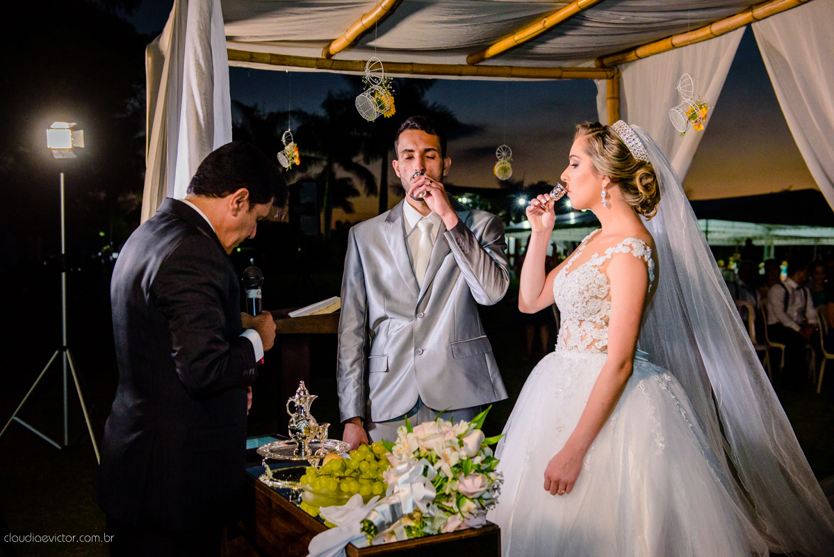 Lindo casamento ao ar livre realizado em um sítio em Guarapari, Espírito Santo por fotógrafos de casamento de Vila Velha fotógrafos de casamento de Vitória fotógrafos de casamento de Serra ES