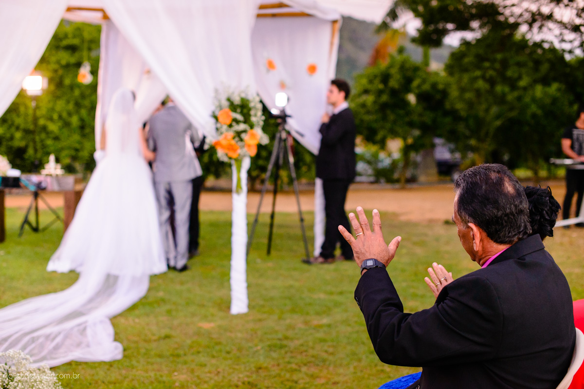 Lindo casamento ao ar livre realizado em um sítio em Guarapari, Espírito Santo por fotógrafos de casamento de Vila Velha fotógrafos de casamento de Vitória fotógrafos de casamento de Serra ES
