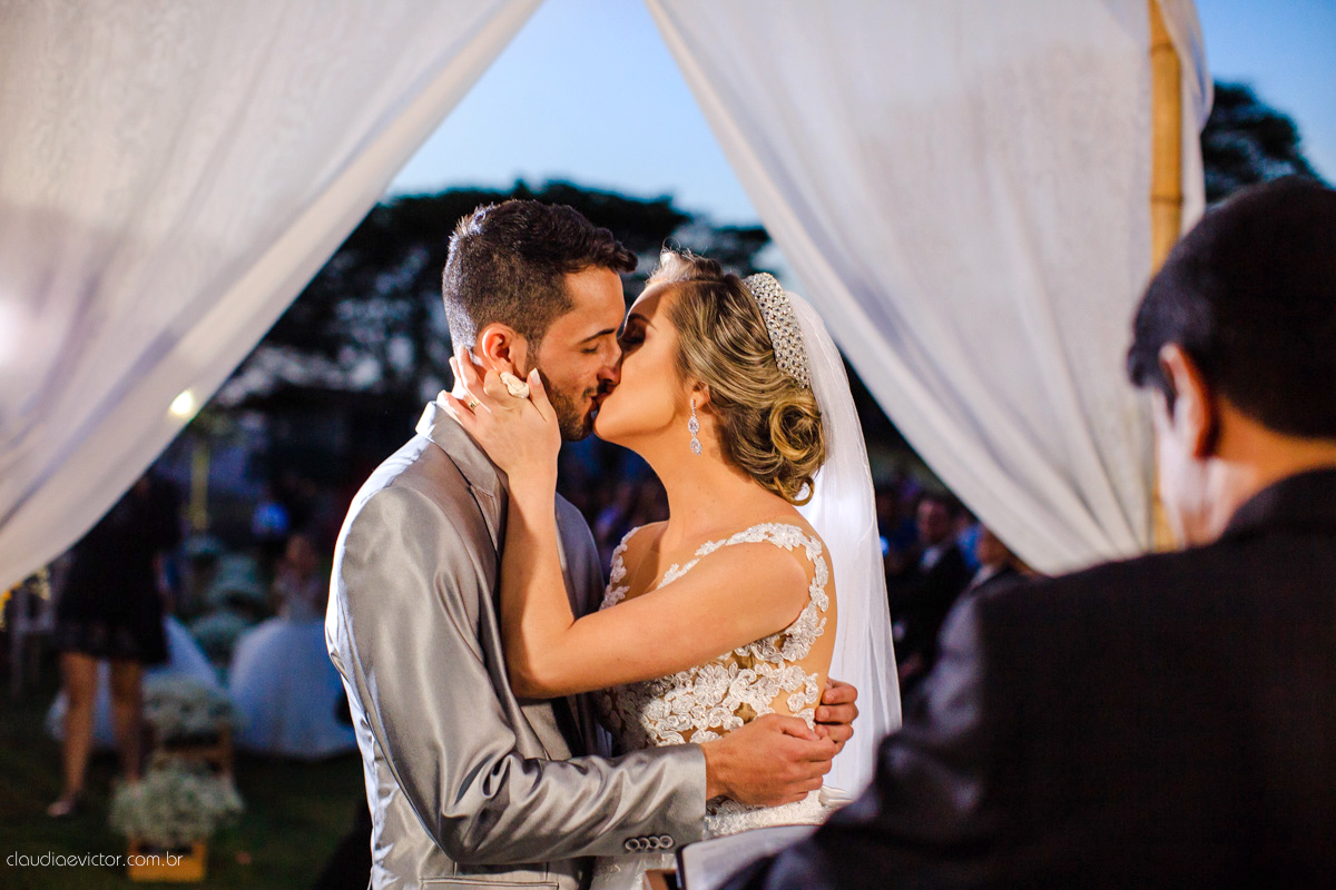 Lindo casamento ao ar livre realizado em um sítio em Guarapari, Espírito Santo por fotógrafos de casamento de Vila Velha fotógrafos de casamento de Vitória fotógrafos de casamento de Serra ES