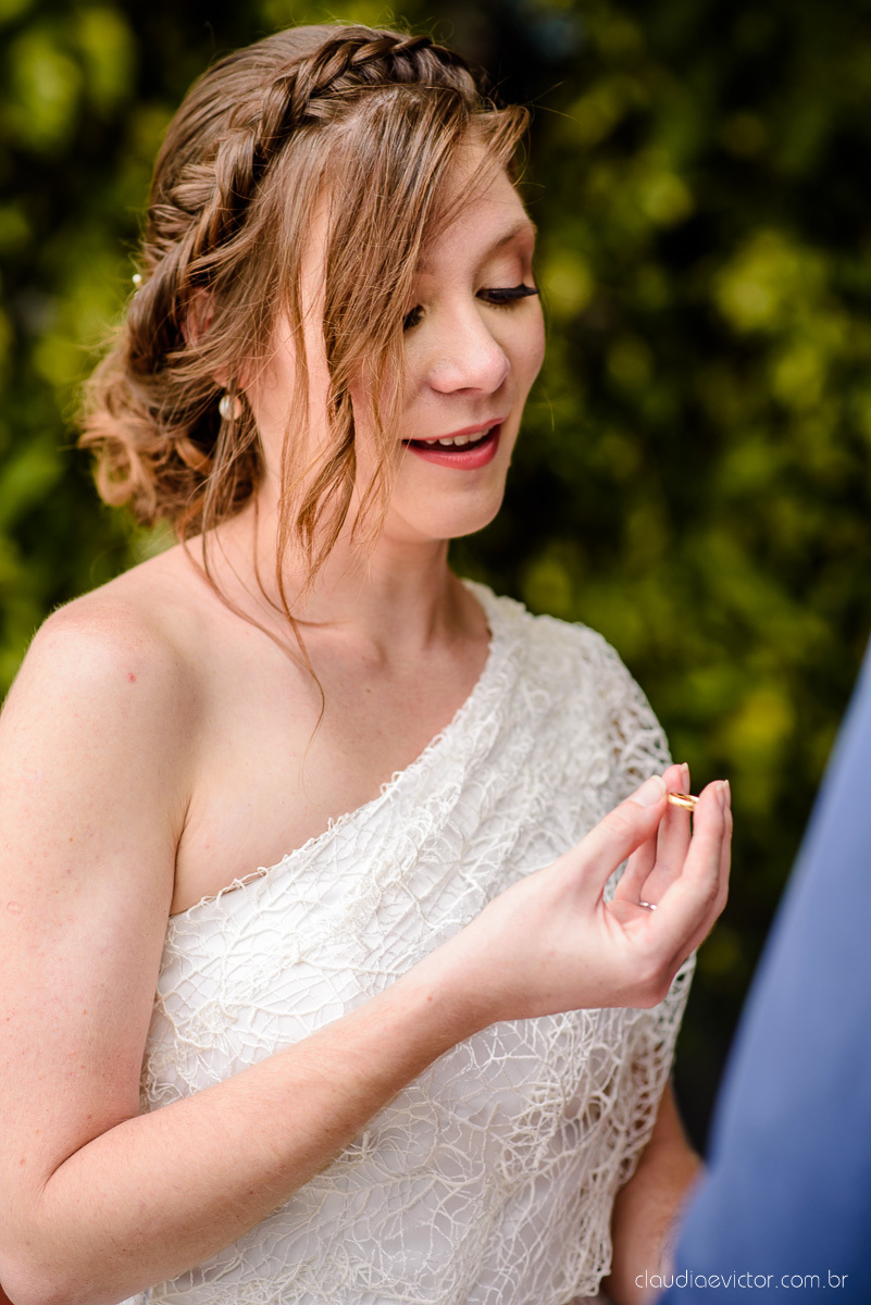 Lindo casamento mini wedding realizado no restaurante mahara na serra em jacaraípe com noivo noiva buquê e vestido feito por fotógrafos de casamento de vila velha, vitoria e serra es com vista para o mar no meio da pandemia de corona virus covid-19