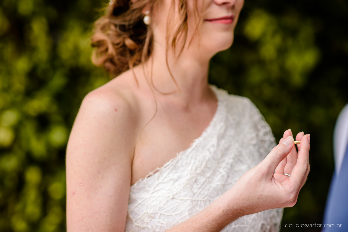 Lindo casamento mini wedding realizado no restaurante mahara na serra em jacaraípe com noivo noiva buquê e vestido feito por fotógrafos de casamento de vila velha, vitoria e serra es com vista para o mar no meio da pandemia de corona virus covid-19