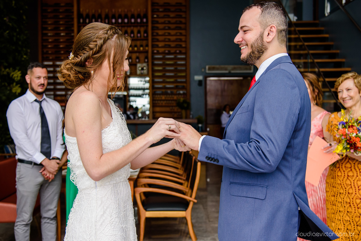 Lindo casamento mini wedding realizado no restaurante mahara na serra em jacaraípe com noivo noiva buquê e vestido feito por fotógrafos de casamento de vila velha, vitoria e serra es com vista para o mar no meio da pandemia de corona virus covid-19