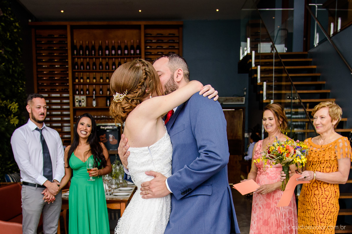 Lindo casamento mini wedding realizado no restaurante mahara na serra em jacaraípe com noivo noiva buquê e vestido feito por fotógrafos de casamento de vila velha, vitoria e serra es com vista para o mar no meio da pandemia de corona virus covid-19