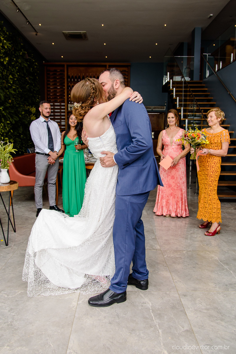 Lindo casamento mini wedding realizado no restaurante mahara na serra em jacaraípe com noivo noiva buquê e vestido feito por fotógrafos de casamento de vila velha, vitoria e serra es com vista para o mar no meio da pandemia de corona virus covid-19