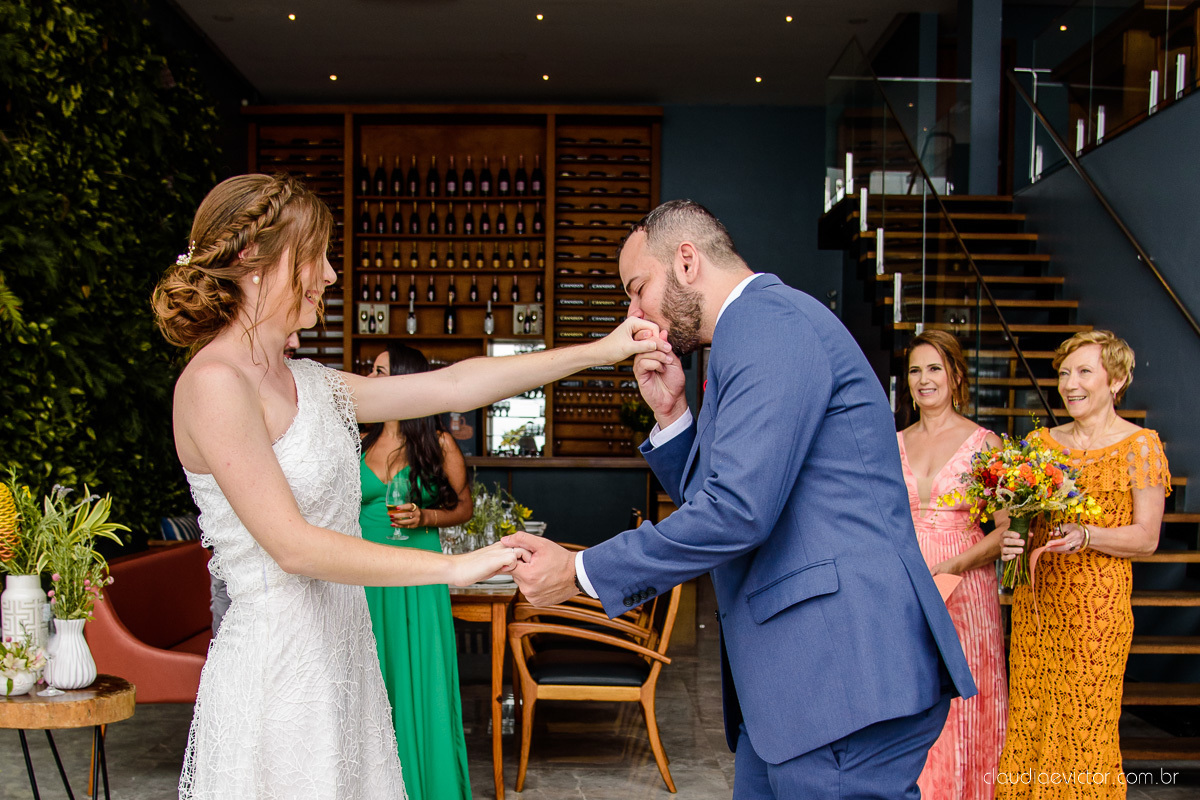 Lindo casamento mini wedding realizado no restaurante mahara na serra em jacaraípe com noivo noiva buquê e vestido feito por fotógrafos de casamento de vila velha, vitoria e serra es com vista para o mar no meio da pandemia de corona virus covid-19