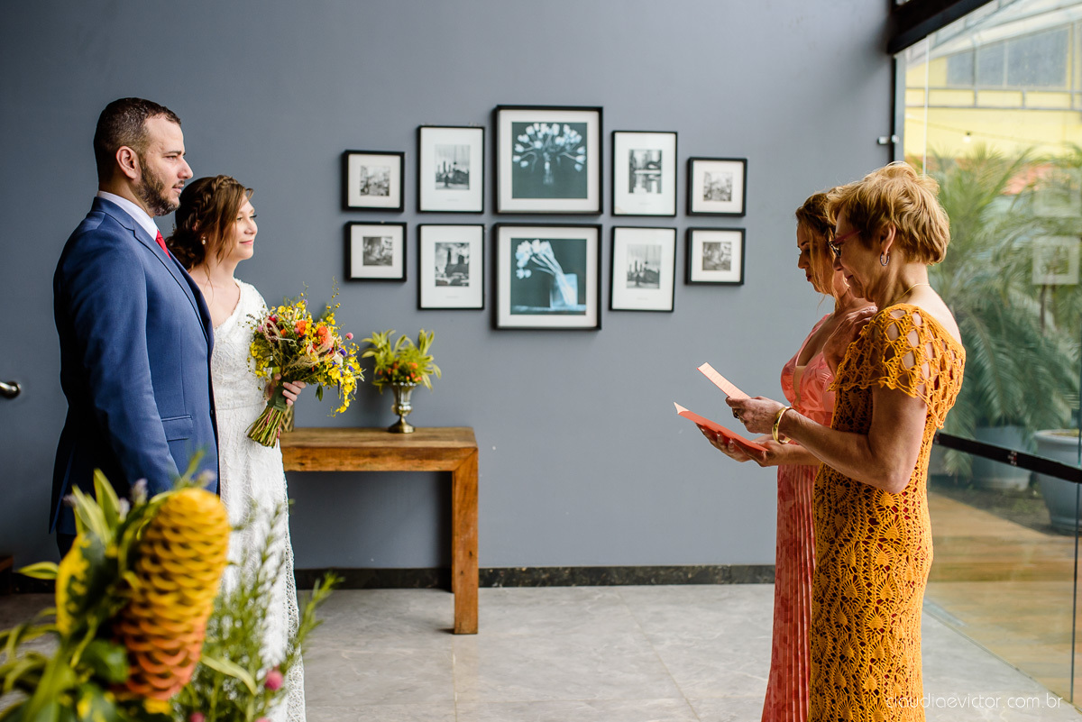 Lindo casamento mini wedding realizado no restaurante mahara na serra em jacaraípe com noivo noiva buquê e vestido feito por fotógrafos de casamento de vila velha, vitoria e serra es com vista para o mar no meio da pandemia de corona virus covid-19