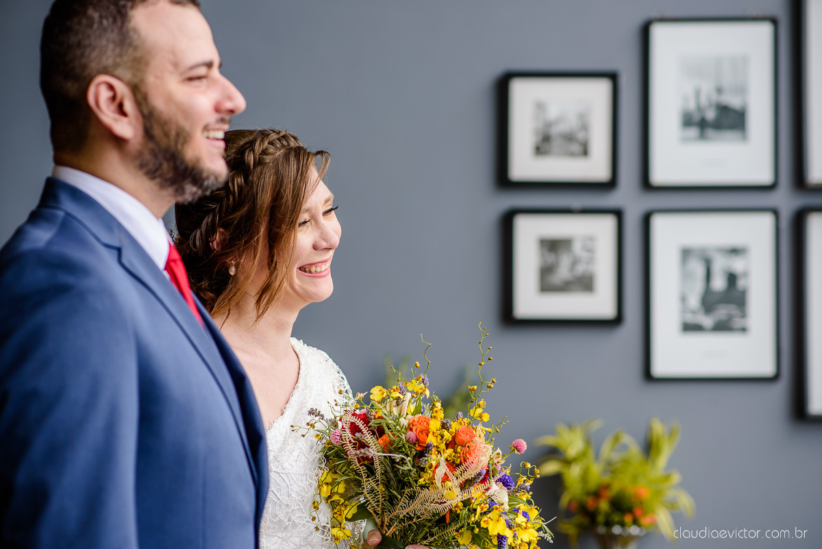 Lindo casamento mini wedding realizado no restaurante mahara na serra em jacaraípe com noivo noiva buquê e vestido feito por fotógrafos de casamento de vila velha, vitoria e serra es com vista para o mar no meio da pandemia de corona virus covid-19