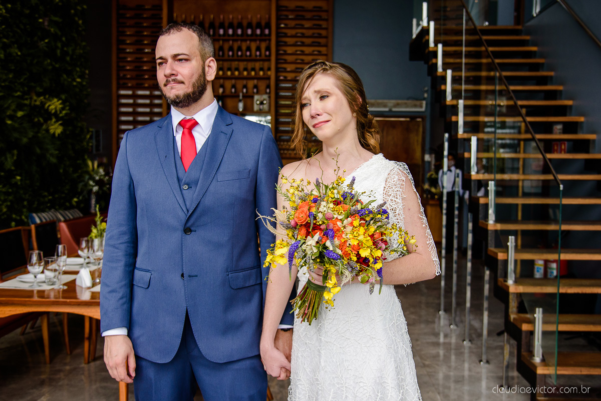 Lindo casamento mini wedding realizado no restaurante mahara na serra em jacaraípe com noivo noiva buquê e vestido feito por fotógrafos de casamento de vila velha, vitoria e serra es com vista para o mar no meio da pandemia de corona virus covid-19