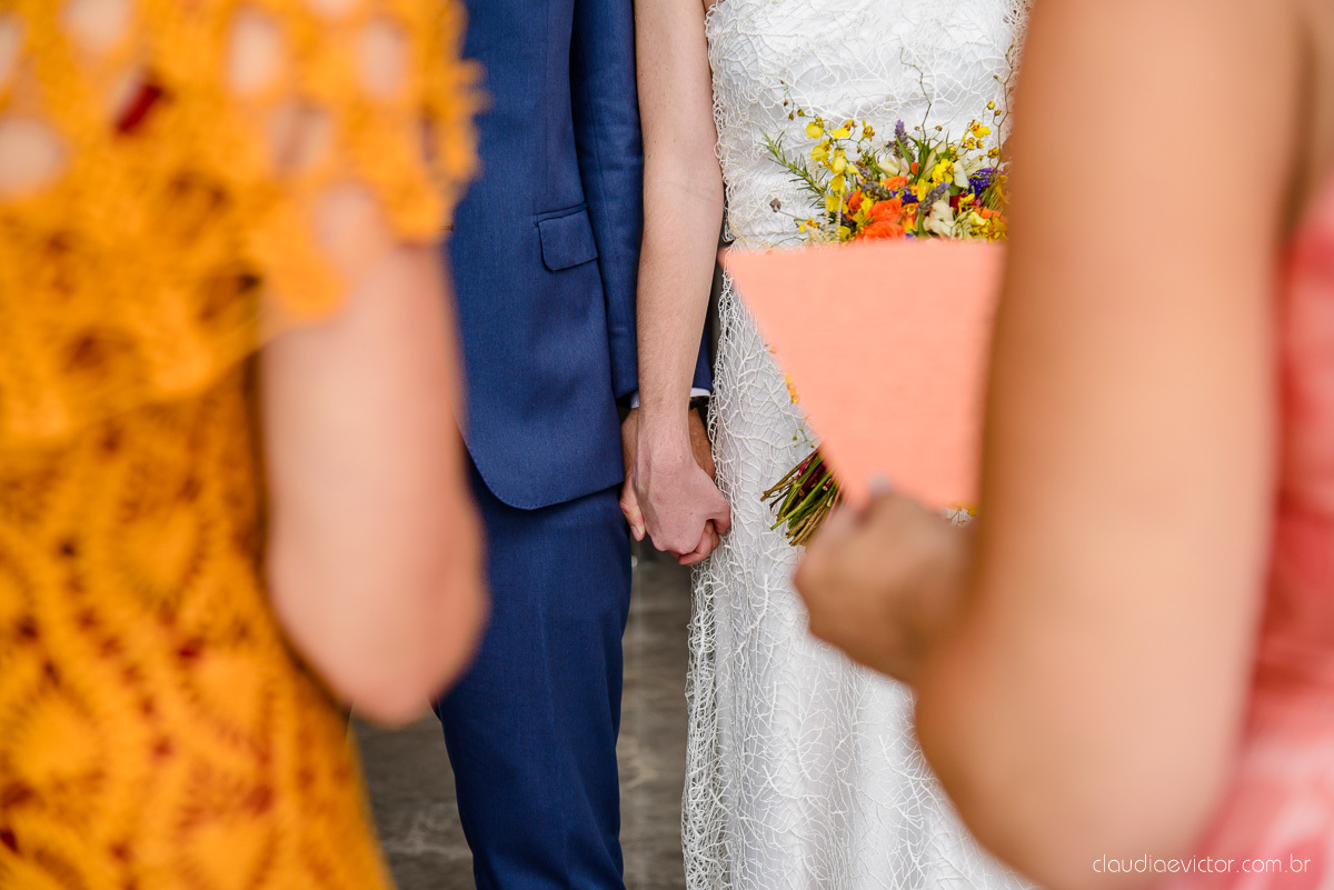 Lindo casamento mini wedding realizado no restaurante mahara na serra em jacaraípe com noivo noiva buquê e vestido feito por fotógrafos de casamento de vila velha, vitoria e serra es com vista para o mar no meio da pandemia de corona virus covid-19
