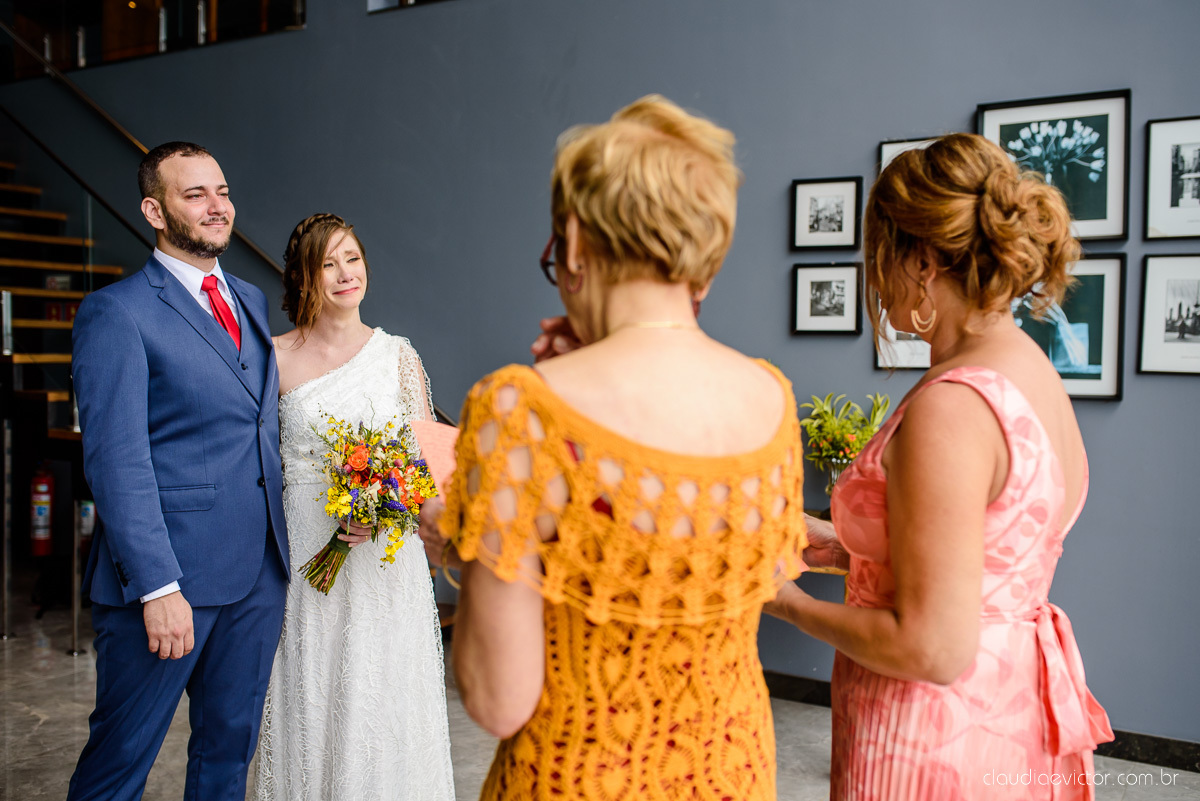 Lindo casamento mini wedding realizado no restaurante mahara na serra em jacaraípe com noivo noiva buquê e vestido feito por fotógrafos de casamento de vila velha, vitoria e serra es com vista para o mar no meio da pandemia de corona virus covid-19