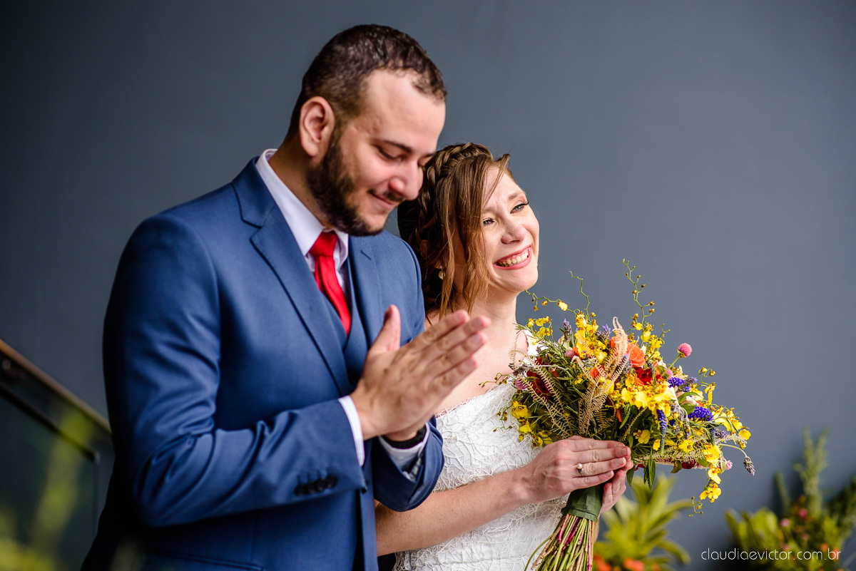 Lindo casamento mini wedding realizado no restaurante mahara na serra em jacaraípe com noivo noiva buquê e vestido feito por fotógrafos de casamento de vila velha, vitoria e serra es com vista para o mar no meio da pandemia de corona virus covid-19