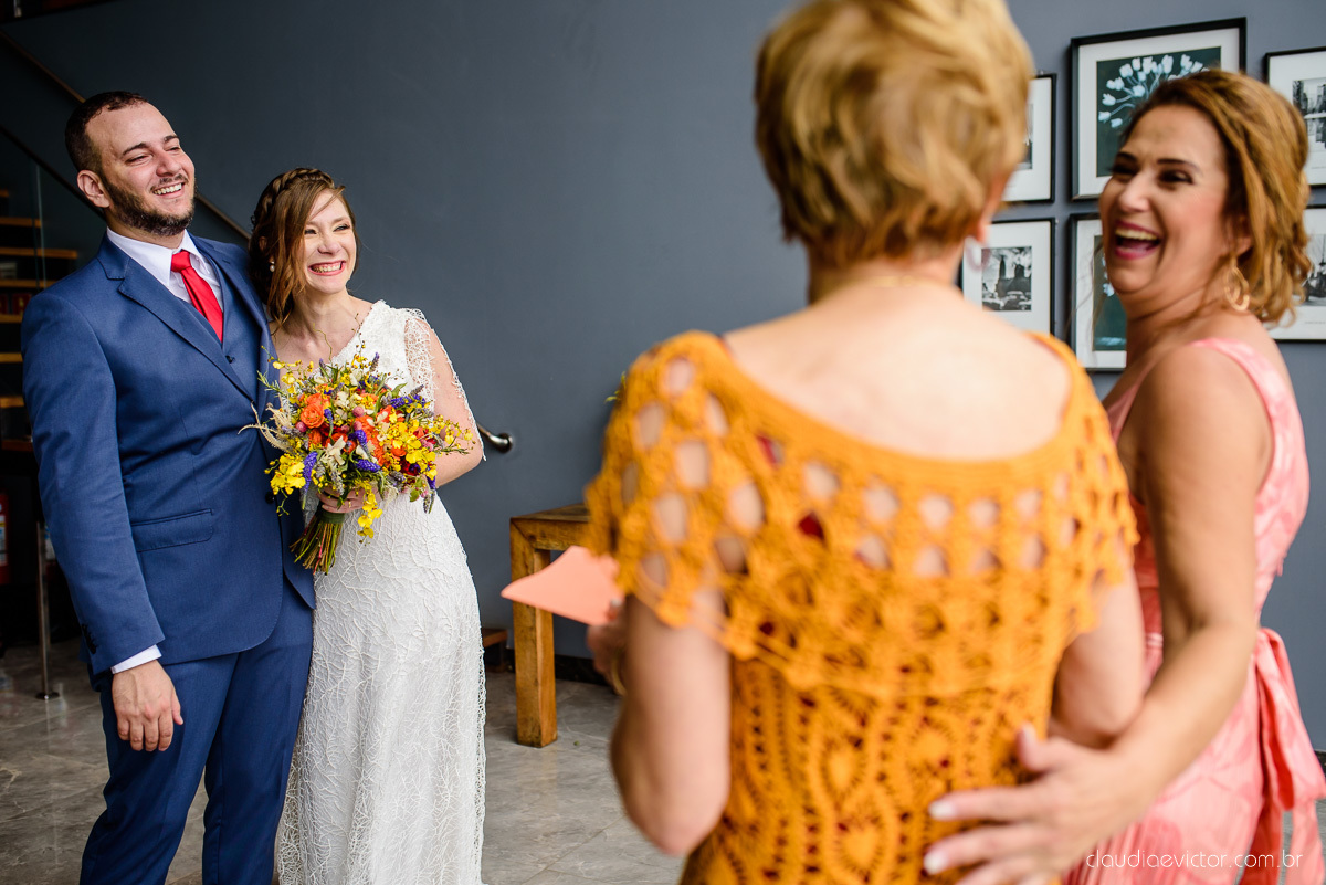Lindo casamento mini wedding realizado no restaurante mahara na serra em jacaraípe com noivo noiva buquê e vestido feito por fotógrafos de casamento de vila velha, vitoria e serra es com vista para o mar no meio da pandemia de corona virus covid-19