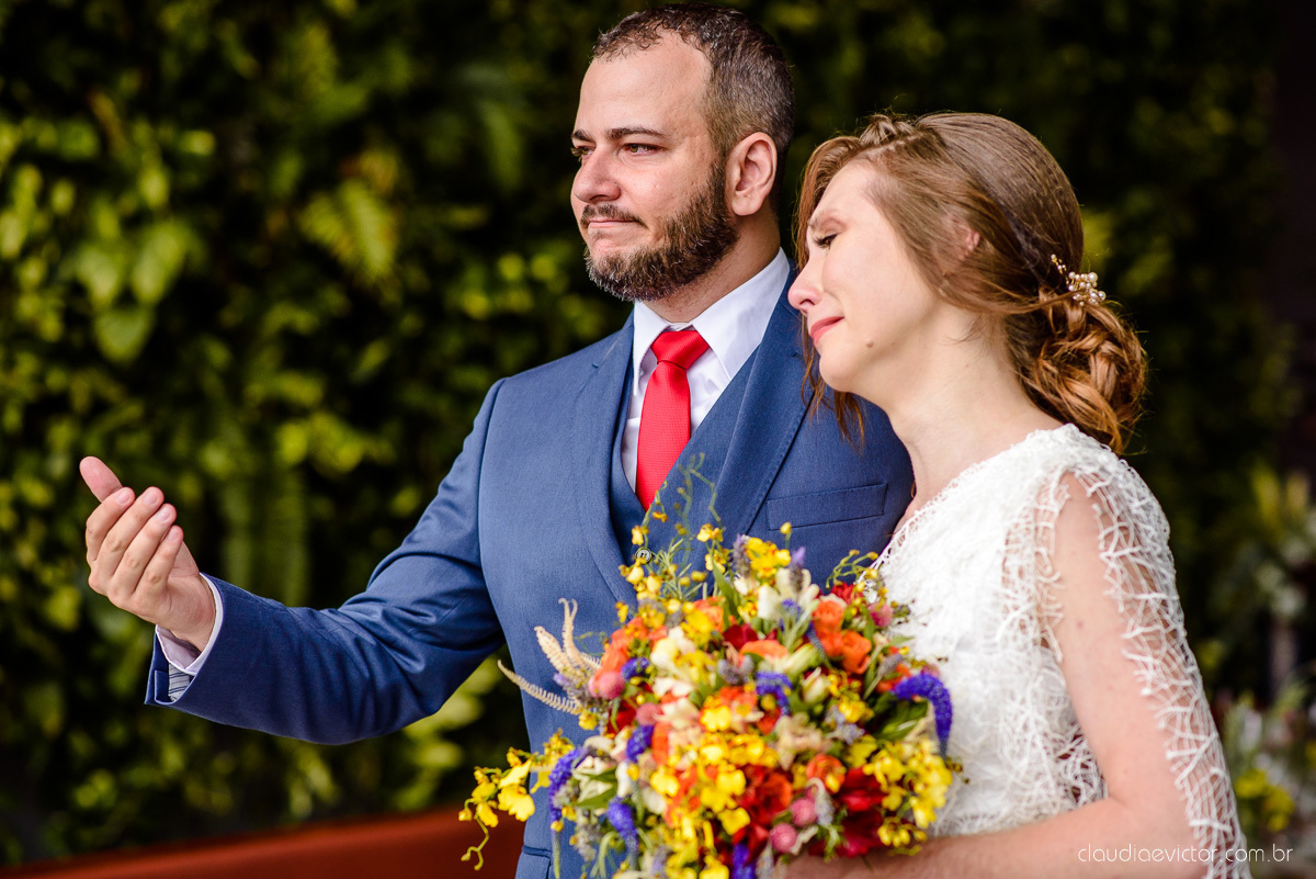 Lindo casamento mini wedding realizado no restaurante mahara na serra em jacaraípe com noivo noiva buquê e vestido feito por fotógrafos de casamento de vila velha, vitoria e serra es com vista para o mar no meio da pandemia de corona virus covid-19