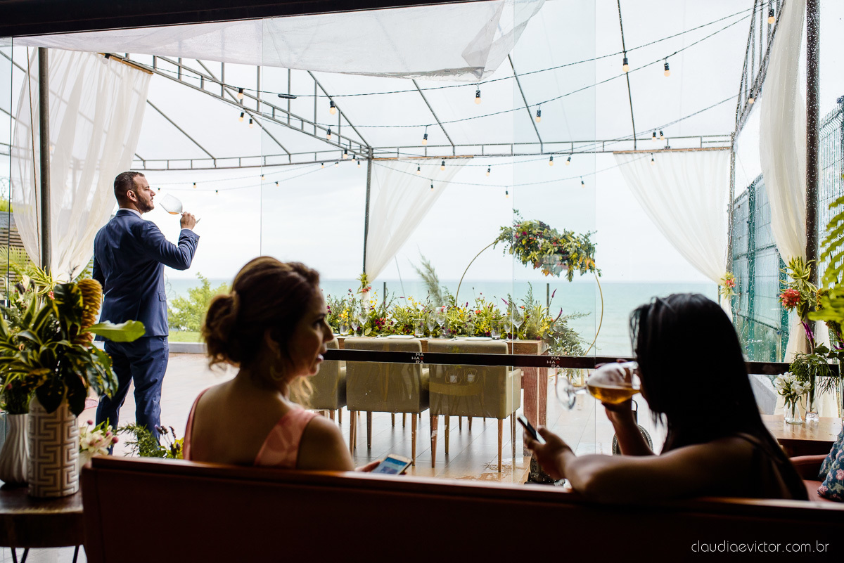 Lindo casamento mini wedding realizado no restaurante mahara na serra em jacaraípe com noivo noiva buquê e vestido feito por fotógrafos de casamento de vila velha, vitoria e serra es com vista para o mar no meio da pandemia de corona virus covid-19