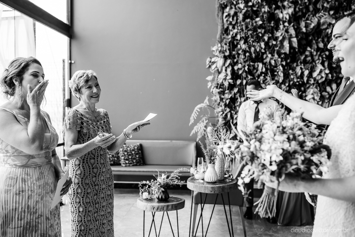 Lindo casamento mini wedding realizado no restaurante mahara na serra em jacaraípe com noivo noiva buquê e vestido feito por fotógrafos de casamento de vila velha, vitoria e serra es com vista para o mar no meio da pandemia de corona virus covid-19