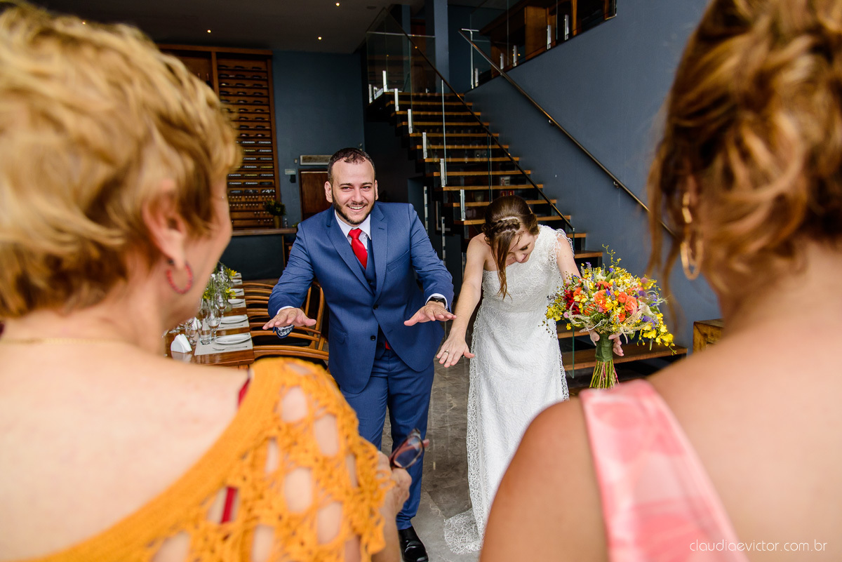 Lindo casamento mini wedding realizado no restaurante mahara na serra em jacaraípe com noivo noiva buquê e vestido feito por fotógrafos de casamento de vila velha, vitoria e serra es com vista para o mar no meio da pandemia de corona virus covid-19
