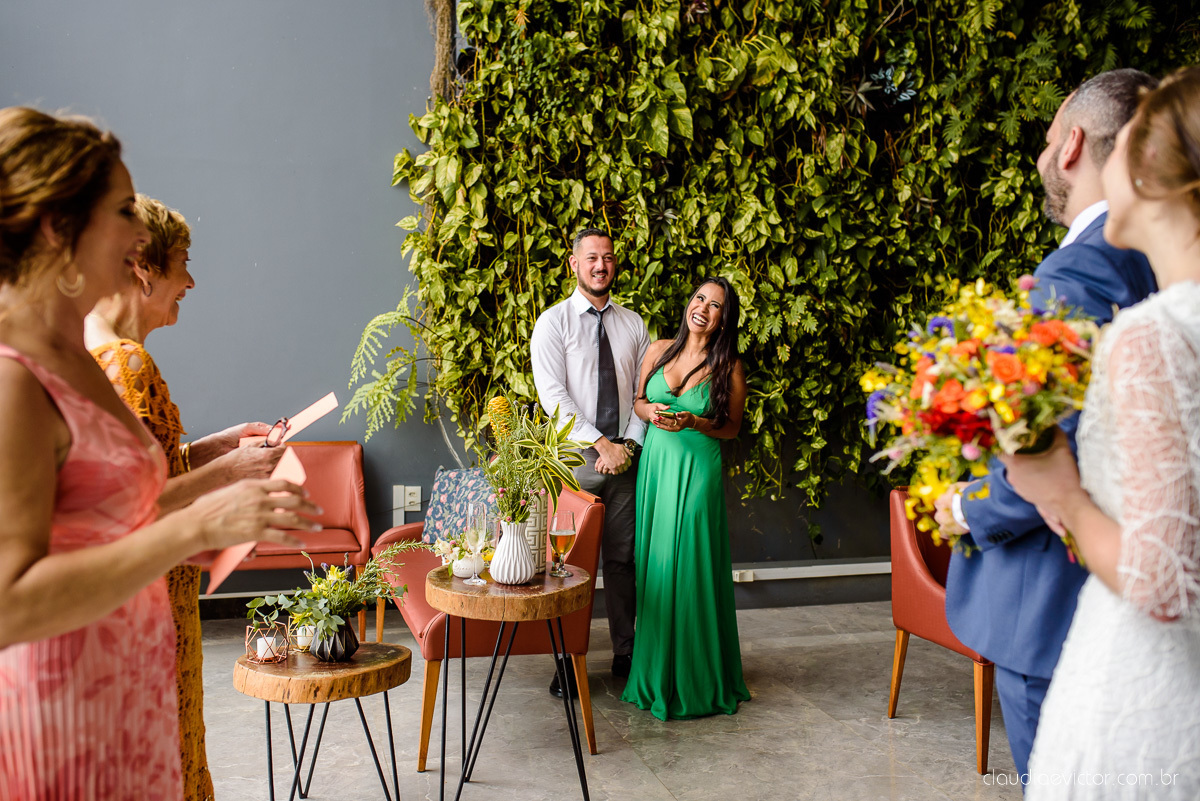 Lindo casamento mini wedding realizado no restaurante mahara na serra em jacaraípe com noivo noiva buquê e vestido feito por fotógrafos de casamento de vila velha, vitoria e serra es com vista para o mar no meio da pandemia de corona virus covid-19