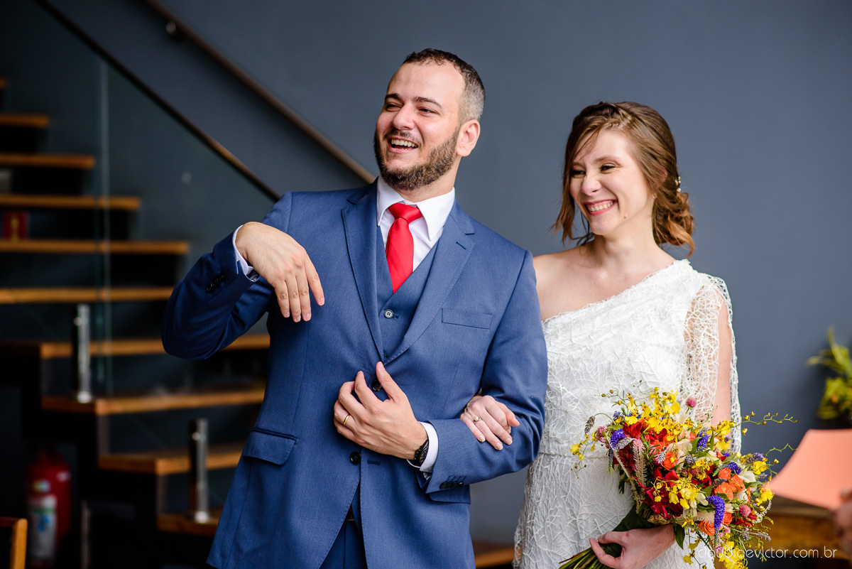 Lindo casamento mini wedding realizado no restaurante mahara na serra em jacaraípe com noivo noiva buquê e vestido feito por fotógrafos de casamento de vila velha, vitoria e serra es com vista para o mar no meio da pandemia de corona virus covid-19