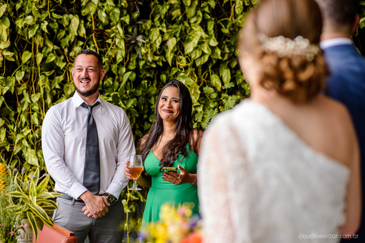 Lindo casamento mini wedding realizado no restaurante mahara na serra em jacaraípe com noivo noiva buquê e vestido feito por fotógrafos de casamento de vila velha, vitoria e serra es com vista para o mar no meio da pandemia de corona virus covid-19
