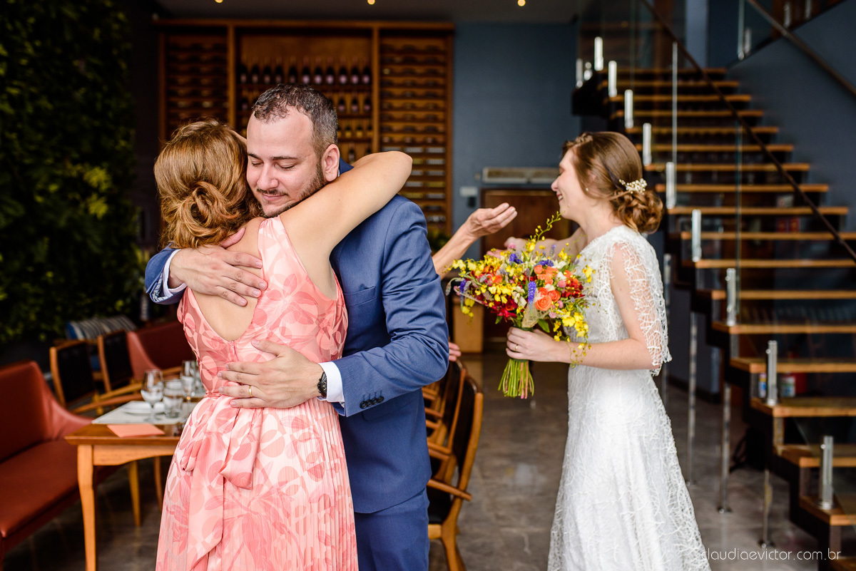 Lindo casamento mini wedding realizado no restaurante mahara na serra em jacaraípe com noivo noiva buquê e vestido feito por fotógrafos de casamento de vila velha, vitoria e serra es com vista para o mar no meio da pandemia de corona virus covid-19