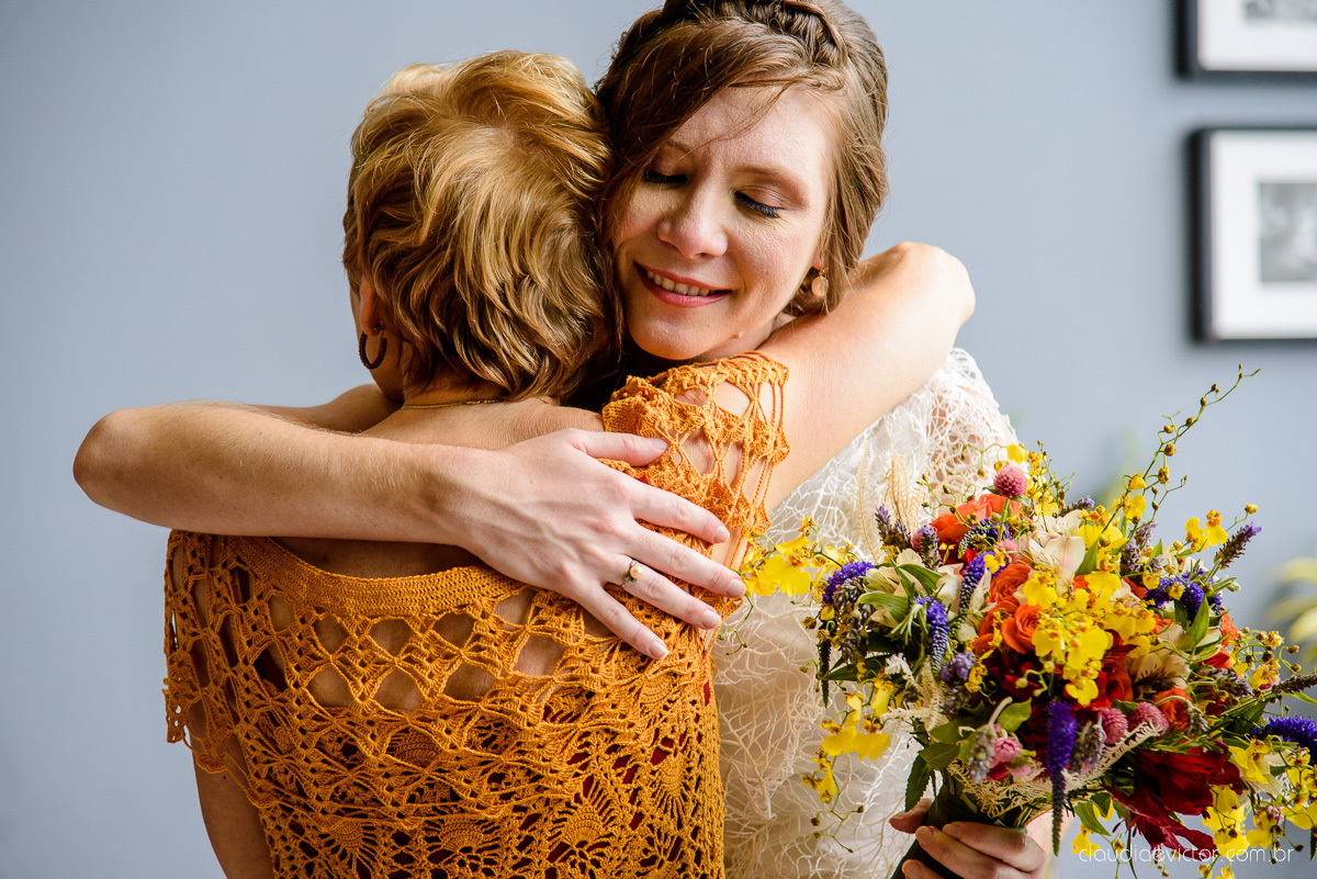 Lindo casamento mini wedding realizado no restaurante mahara na serra em jacaraípe com noivo noiva buquê e vestido feito por fotógrafos de casamento de vila velha, vitoria e serra es com vista para o mar no meio da pandemia de corona virus covid-19
