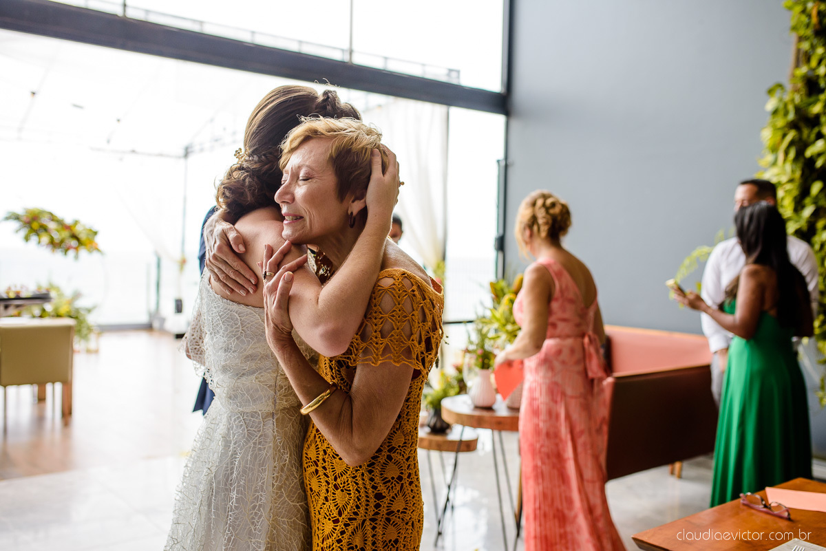 Lindo casamento mini wedding realizado no restaurante mahara na serra em jacaraípe com noivo noiva buquê e vestido feito por fotógrafos de casamento de vila velha, vitoria e serra es com vista para o mar no meio da pandemia de corona virus covid-19