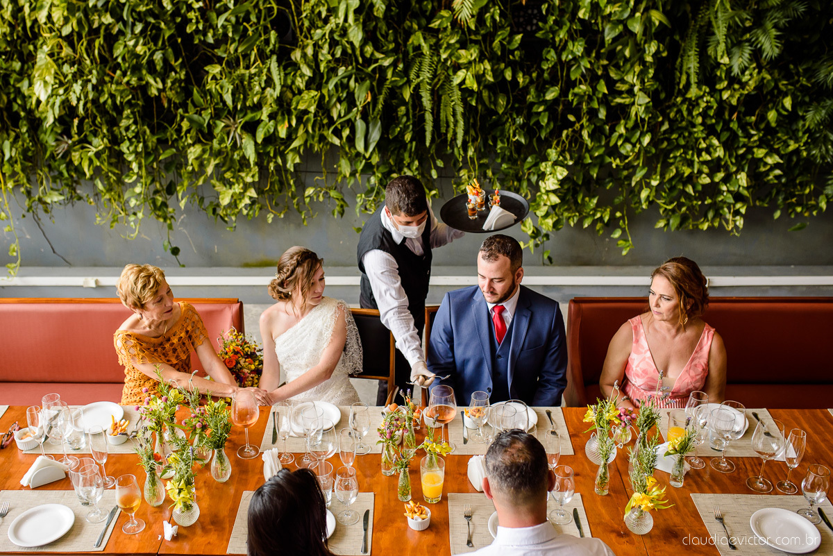 Lindo casamento mini wedding realizado no restaurante mahara na serra em jacaraípe com noivo noiva buquê e vestido feito por fotógrafos de casamento de vila velha, vitoria e serra es com vista para o mar no meio da pandemia de corona virus covid-19
