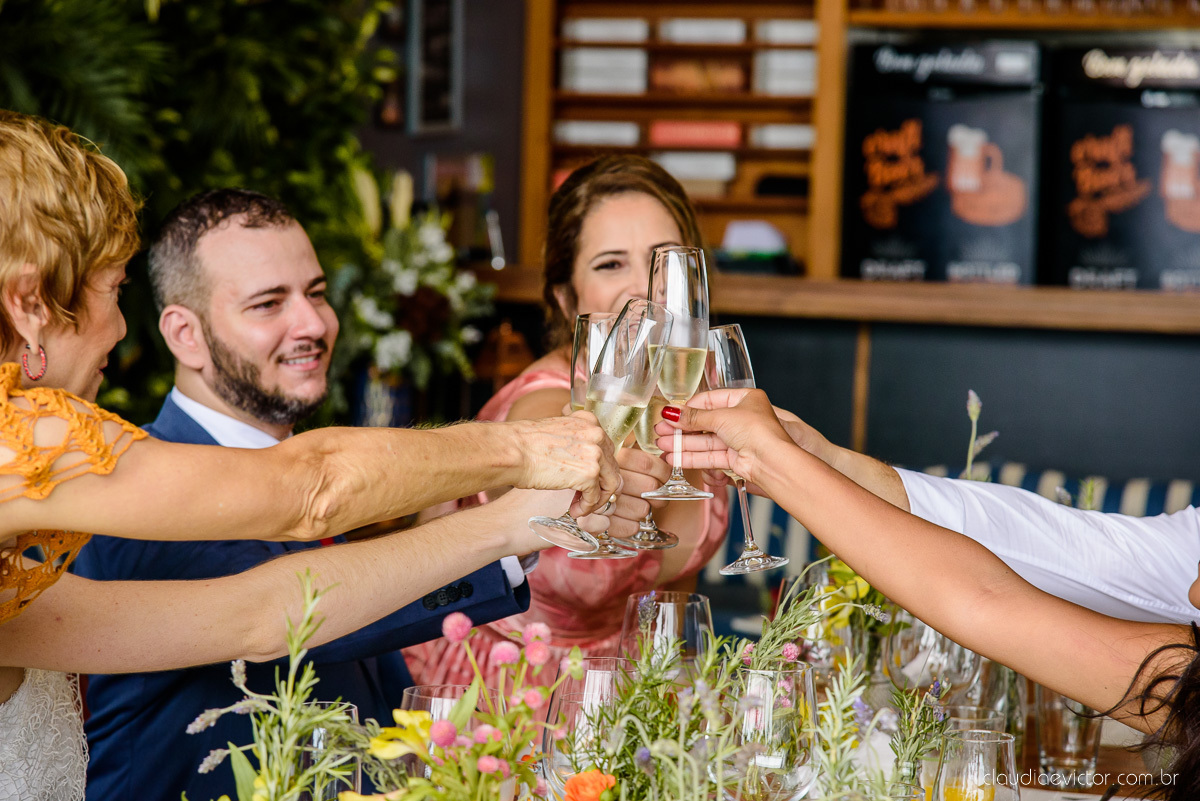 Lindo casamento mini wedding realizado no restaurante mahara na serra em jacaraípe com noivo noiva buquê e vestido feito por fotógrafos de casamento de vila velha, vitoria e serra es com vista para o mar no meio da pandemia de corona virus covid-19