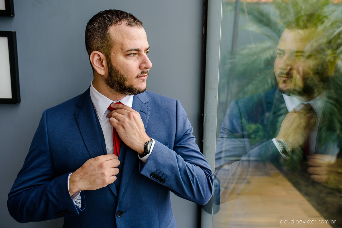 Lindo casamento mini wedding realizado no restaurante mahara na serra em jacaraípe com noivo noiva buquê e vestido feito por fotógrafos de casamento de vila velha, vitoria e serra es com vista para o mar no meio da pandemia de corona virus covid-19