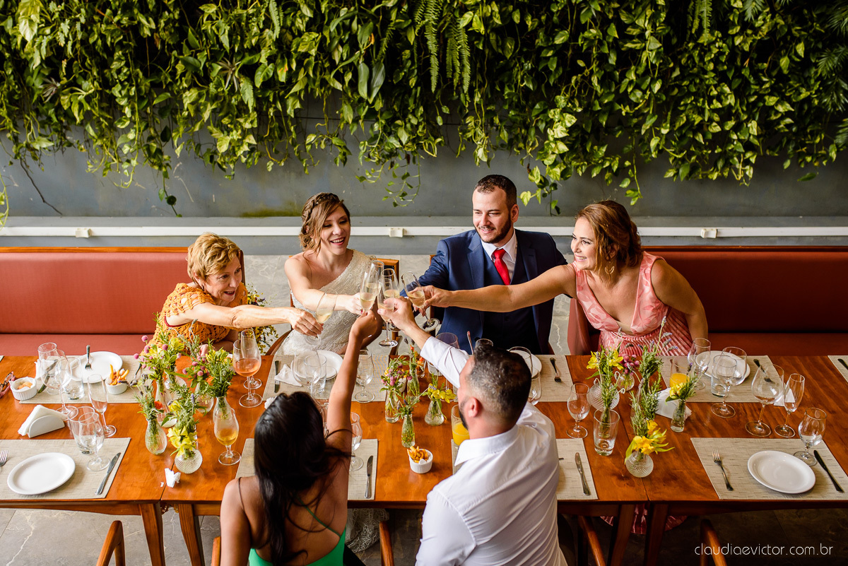 Lindo casamento mini wedding realizado no restaurante mahara na serra em jacaraípe com noivo noiva buquê e vestido feito por fotógrafos de casamento de vila velha, vitoria e serra es com vista para o mar no meio da pandemia de corona virus covid-19
