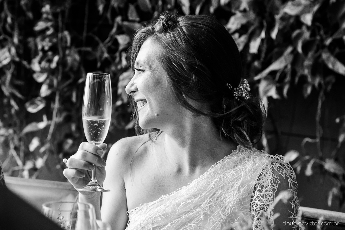 Lindo casamento mini wedding realizado no restaurante mahara na serra em jacaraípe com noivo noiva buquê e vestido feito por fotógrafos de casamento de vila velha, vitoria e serra es com vista para o mar no meio da pandemia de corona virus covid-19