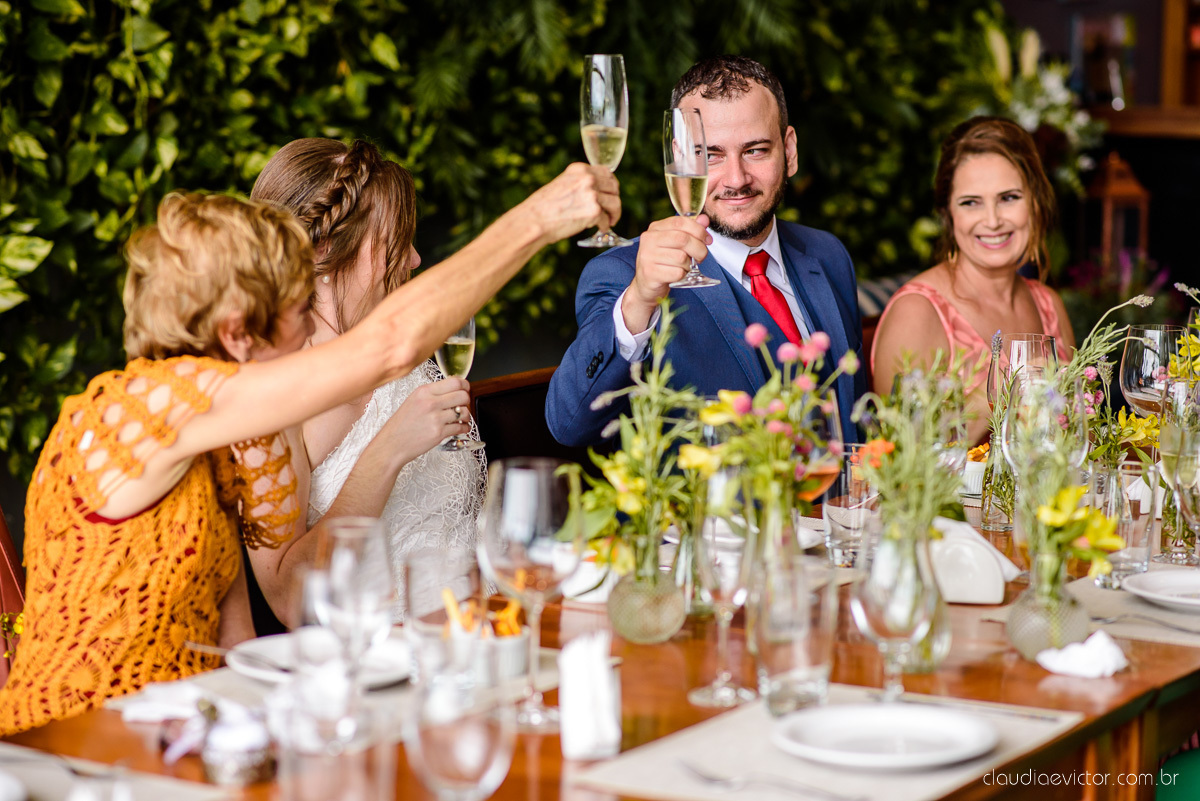 Lindo casamento mini wedding realizado no restaurante mahara na serra em jacaraípe com noivo noiva buquê e vestido feito por fotógrafos de casamento de vila velha, vitoria e serra es com vista para o mar no meio da pandemia de corona virus covid-19