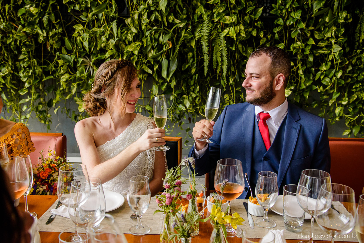 Lindo casamento mini wedding realizado no restaurante mahara na serra em jacaraípe com noivo noiva buquê e vestido feito por fotógrafos de casamento de vila velha, vitoria e serra es com vista para o mar no meio da pandemia de corona virus covid-19