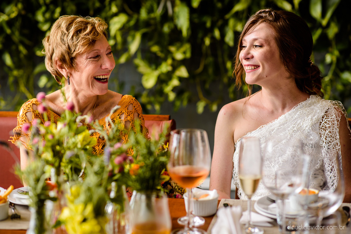 Lindo casamento mini wedding realizado no restaurante mahara na serra em jacaraípe com noivo noiva buquê e vestido feito por fotógrafos de casamento de vila velha, vitoria e serra es com vista para o mar no meio da pandemia de corona virus covid-19