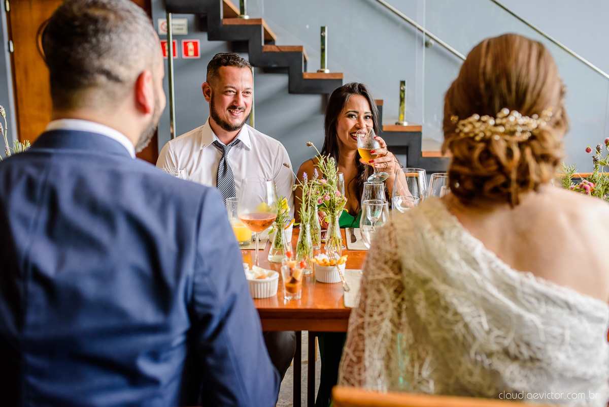 Lindo casamento mini wedding realizado no restaurante mahara na serra em jacaraípe com noivo noiva buquê e vestido feito por fotógrafos de casamento de vila velha, vitoria e serra es com vista para o mar no meio da pandemia de corona virus covid-19