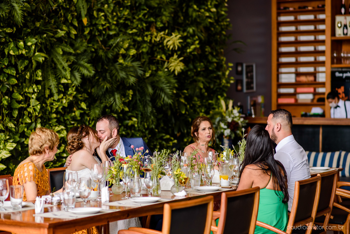 Lindo casamento mini wedding realizado no restaurante mahara na serra em jacaraípe com noivo noiva buquê e vestido feito por fotógrafos de casamento de vila velha, vitoria e serra es com vista para o mar no meio da pandemia de corona virus covid-19