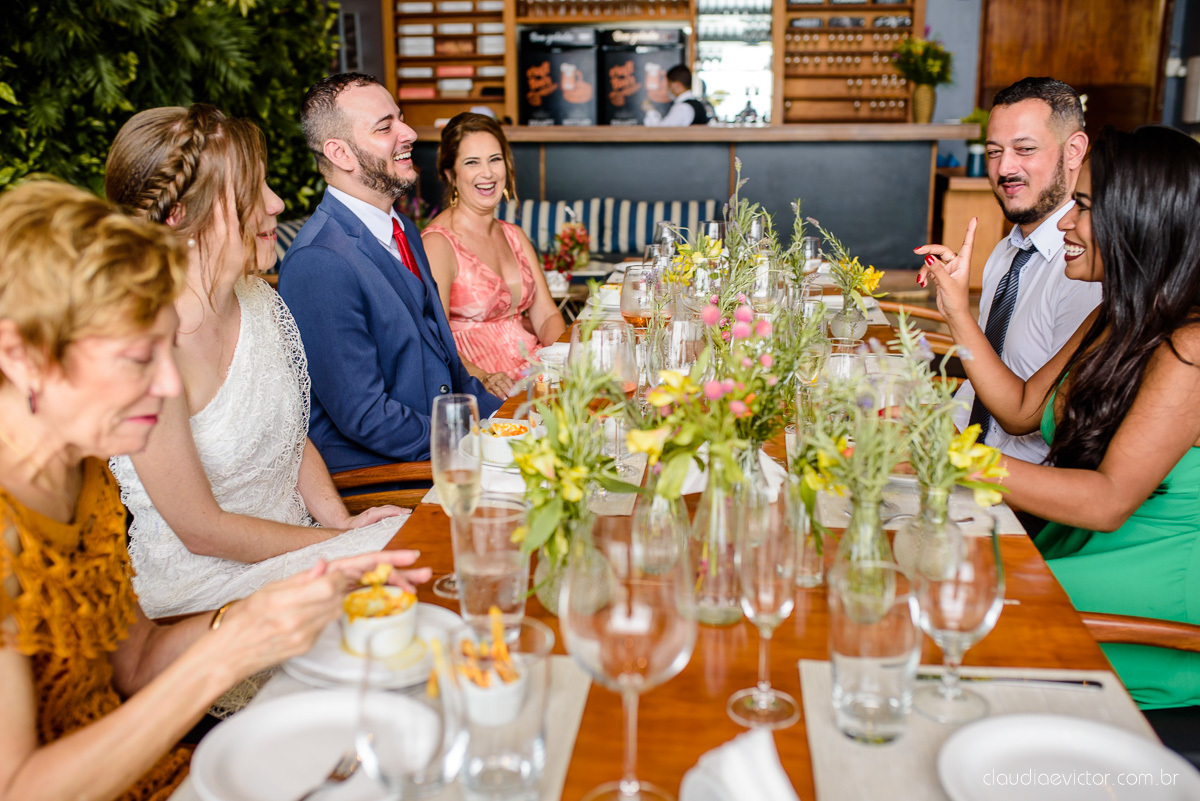 Lindo casamento mini wedding realizado no restaurante mahara na serra em jacaraípe com noivo noiva buquê e vestido feito por fotógrafos de casamento de vila velha, vitoria e serra es com vista para o mar no meio da pandemia de corona virus covid-19