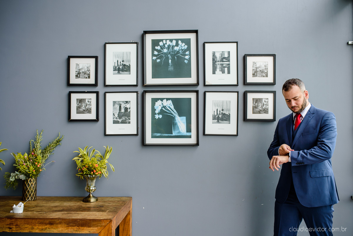 Lindo casamento mini wedding realizado no restaurante mahara na serra em jacaraípe com noivo noiva buquê e vestido feito por fotógrafos de casamento de vila velha, vitoria e serra es com vista para o mar no meio da pandemia de corona virus covid-19