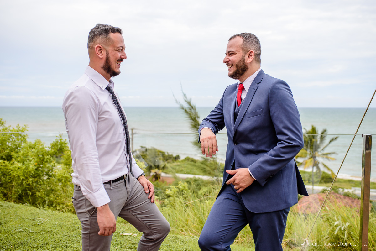 Lindo casamento mini wedding realizado no restaurante mahara na serra em jacaraípe com noivo noiva buquê e vestido feito por fotógrafos de casamento de vila velha, vitoria e serra es com vista para o mar no meio da pandemia de corona virus covid-19