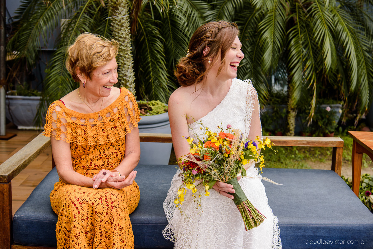 Lindo casamento mini wedding realizado no restaurante mahara na serra em jacaraípe com noivo noiva buquê e vestido feito por fotógrafos de casamento de vila velha, vitoria e serra es com vista para o mar no meio da pandemia de corona virus covid-19