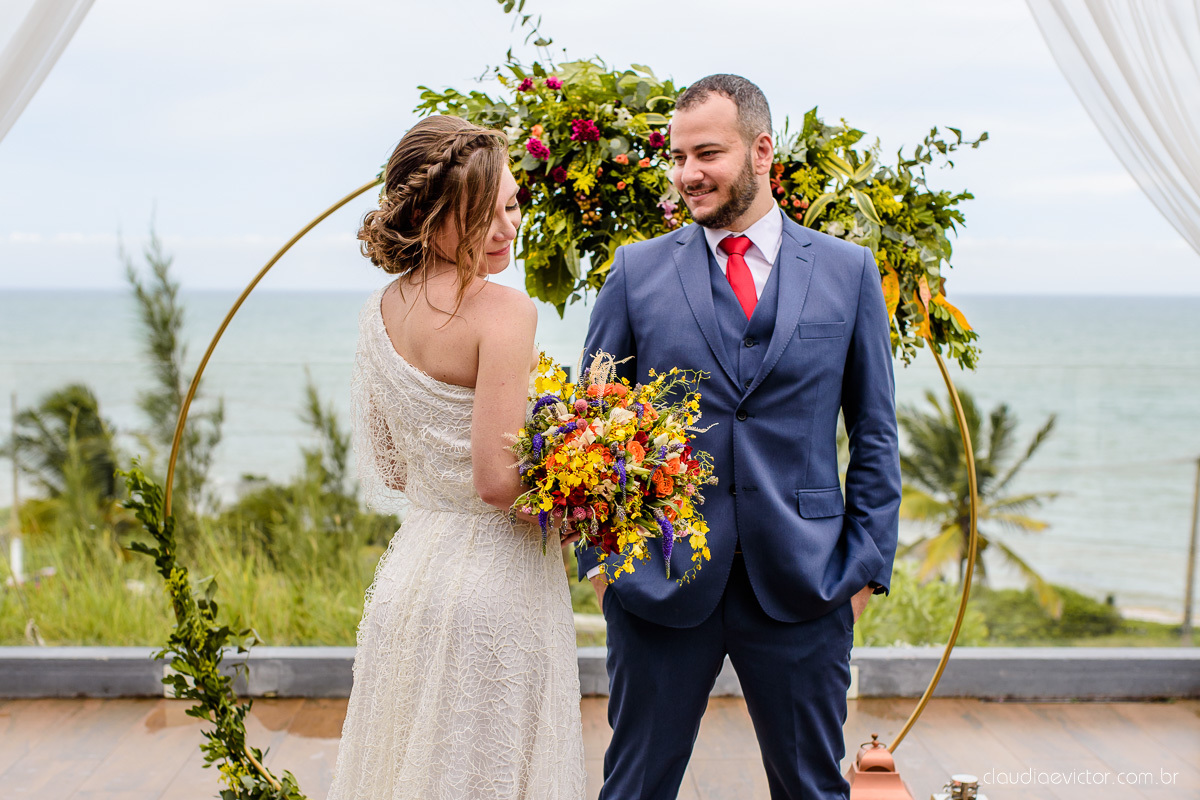 Lindo casamento mini wedding realizado no restaurante mahara na serra em jacaraípe com noivo noiva buquê e vestido feito por fotógrafos de casamento de vila velha, vitoria e serra es com vista para o mar no meio da pandemia de corona virus covid-19