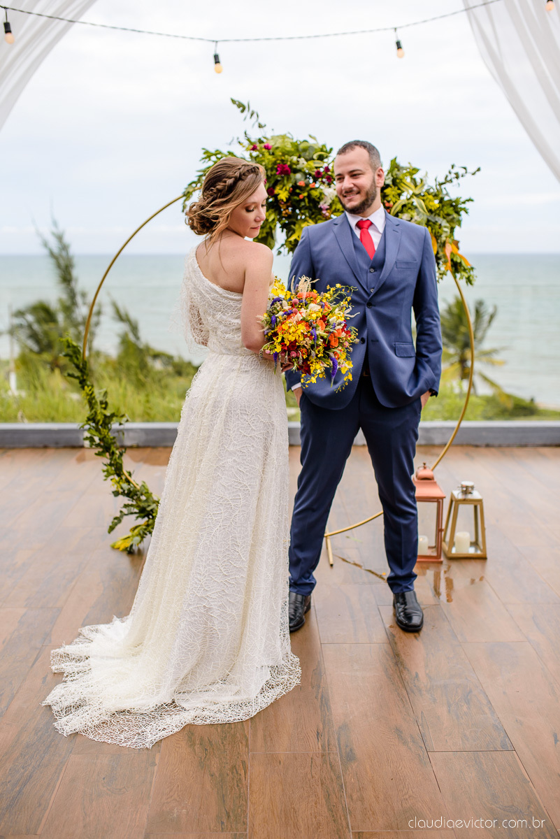 Lindo casamento mini wedding realizado no restaurante mahara na serra em jacaraípe com noivo noiva buquê e vestido feito por fotógrafos de casamento de vila velha, vitoria e serra es com vista para o mar no meio da pandemia de corona virus covid-19